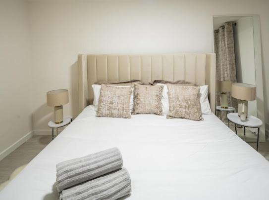 Apartment New Modern Hybrid 4 Bedroom 7 Bed 9 Guest Capacity London