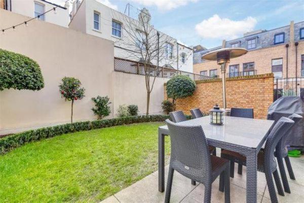 3 Bed/3.5 Bath Gated Mews House W/ Private Garden Vakantiehuis Londen