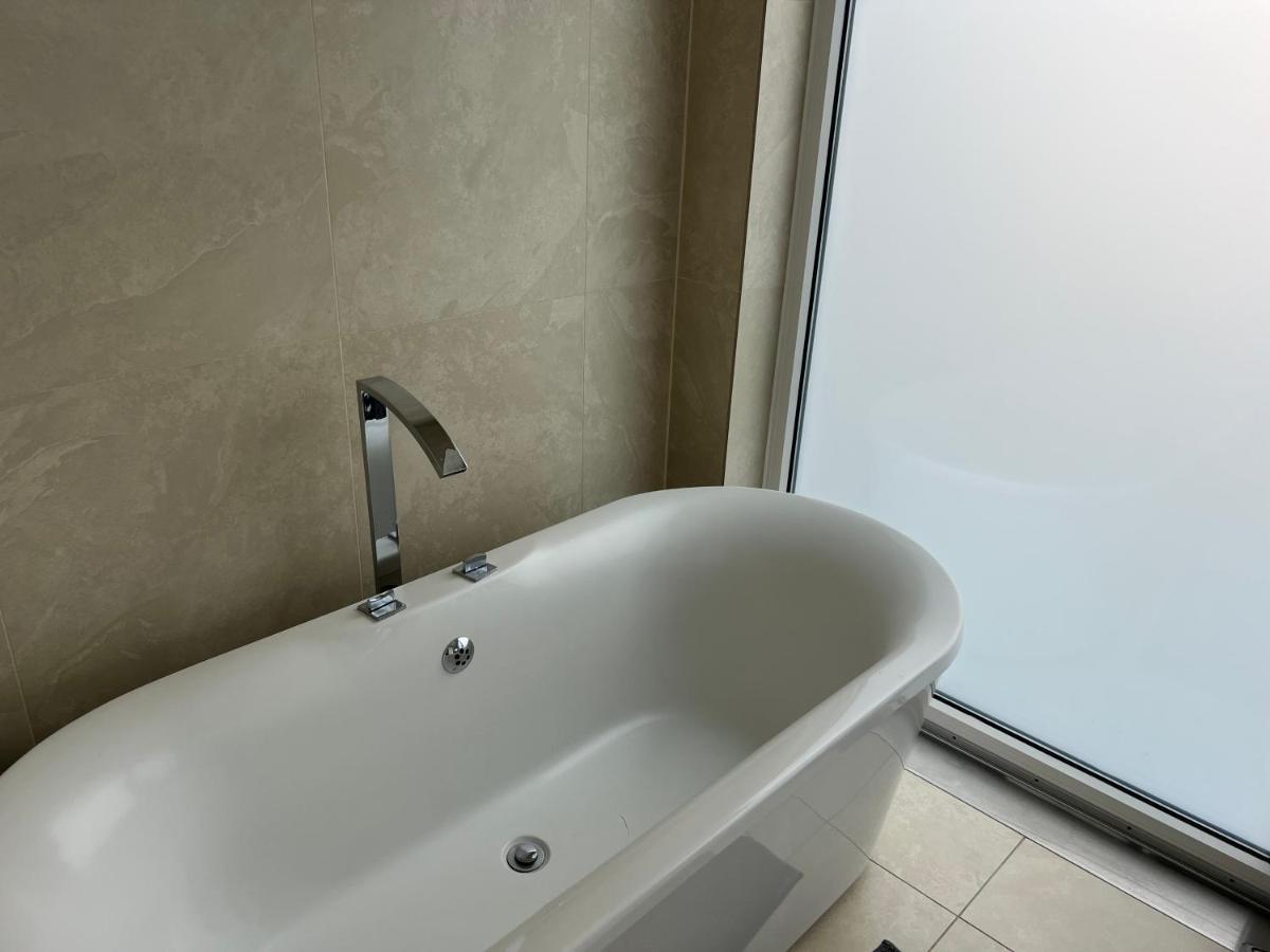 Vakantiehuis 3 Bed/3.5 Bath Gated Mews House W/ Private Garden Londen