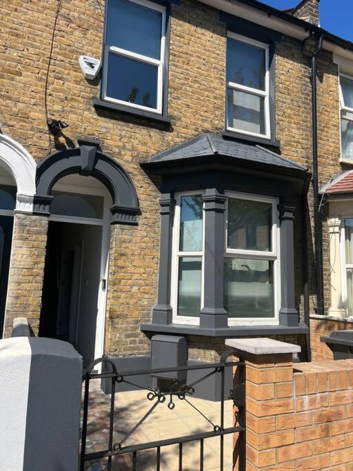 Entire 5 Bedroom With Garden - Sleeps 9 London