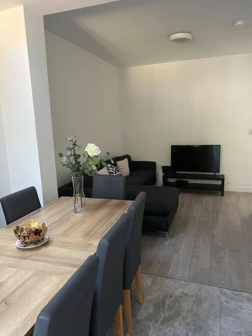 Entire 5 Bedroom With Garden - Sleeps 9 *