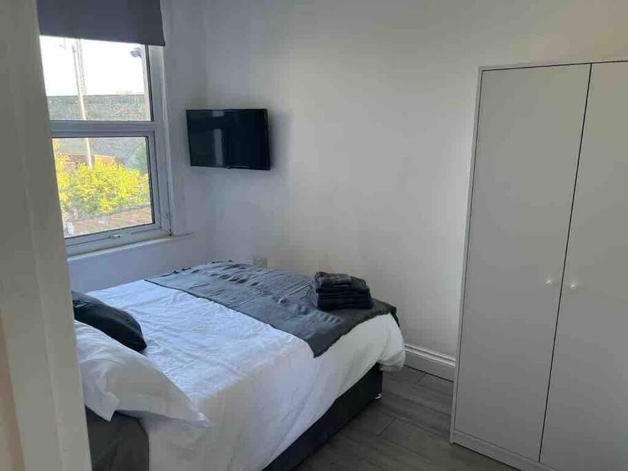 Entire 5 Bedroom With Garden - Sleeps 9 Apartment *