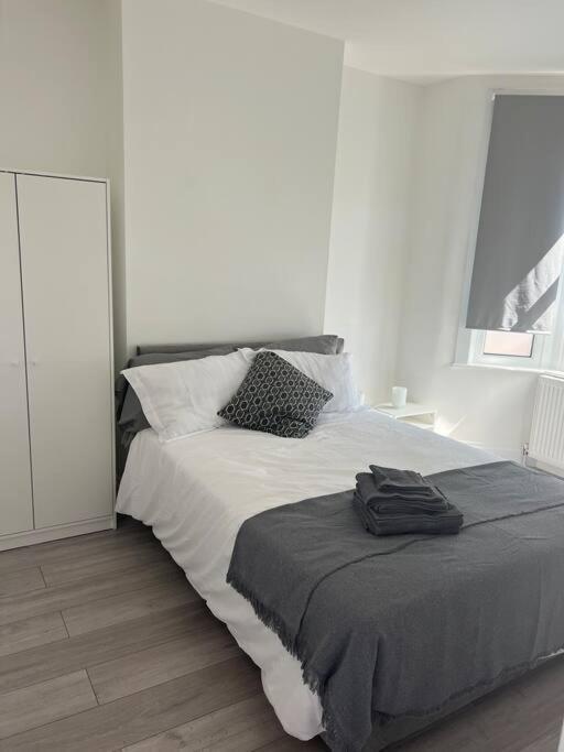 Apartment Entire 5 Bedroom With Garden - Sleeps 9