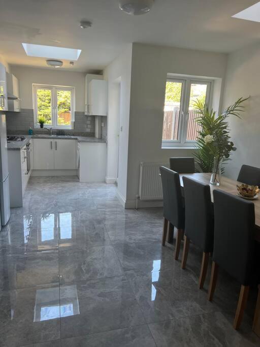 Entire 5 Bedroom With Garden - Sleeps 9 Appartement