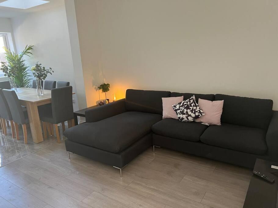 Entire 5 Bedroom With Garden - Sleeps 9