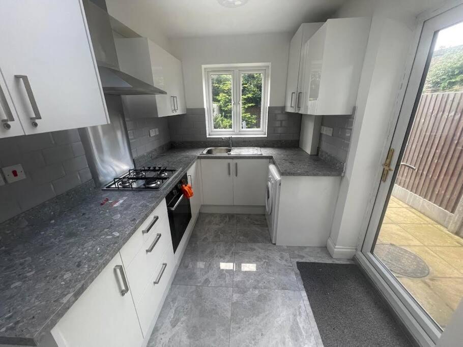Entire 5 Bedroom With Garden - Sleeps 9 * London