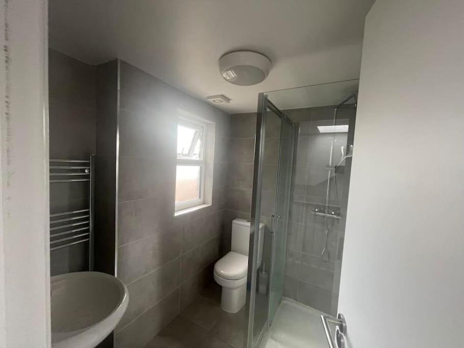 Apartment Entire 5 Bedroom With Garden - Sleeps 9