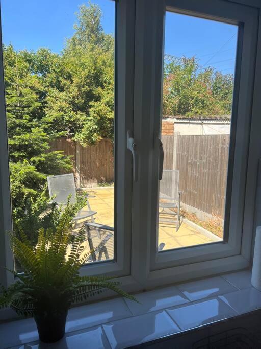 Entire 5 Bedroom With Garden - Sleeps 9 Londen