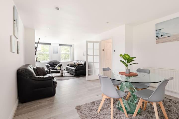 Lovely 3 Bedroom Flat In North