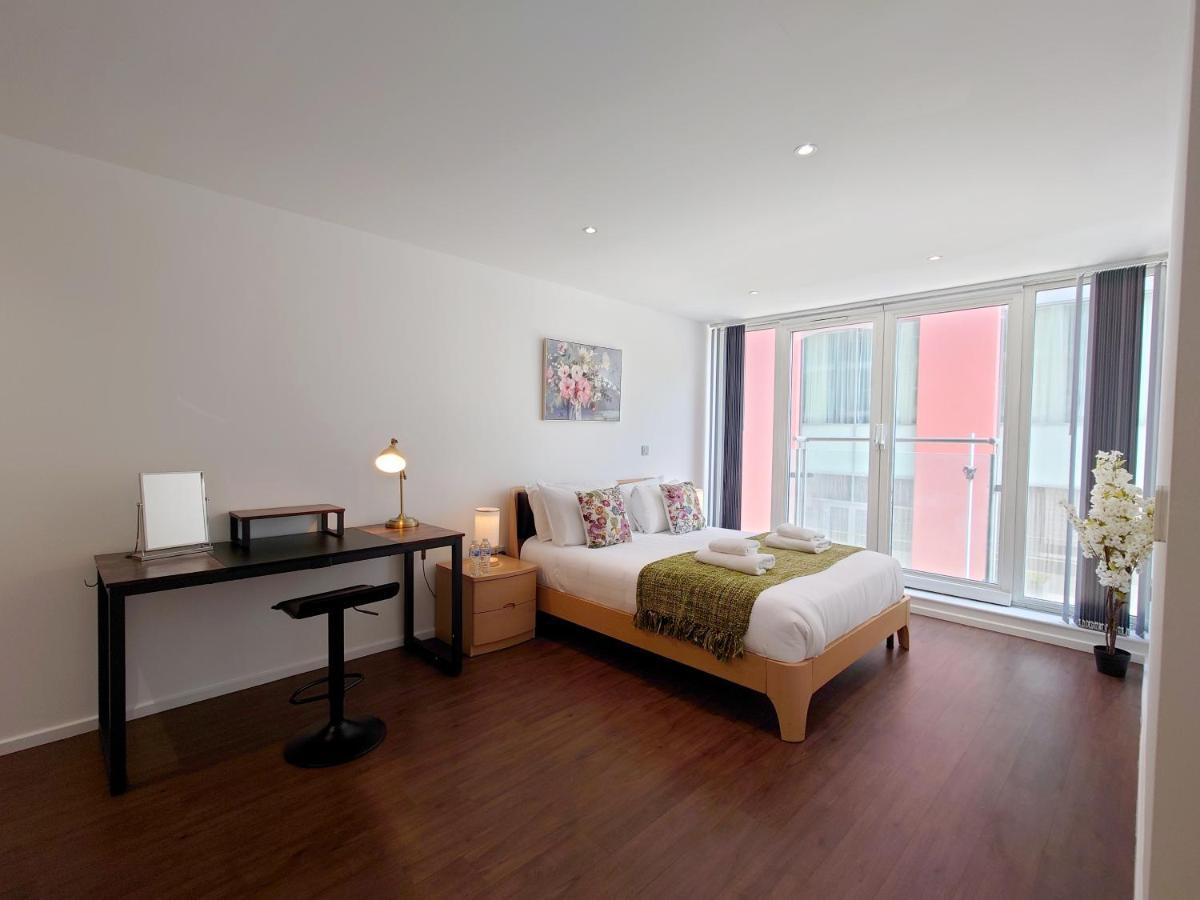Fully Serviced Two Bed By Excel & O2 Londen