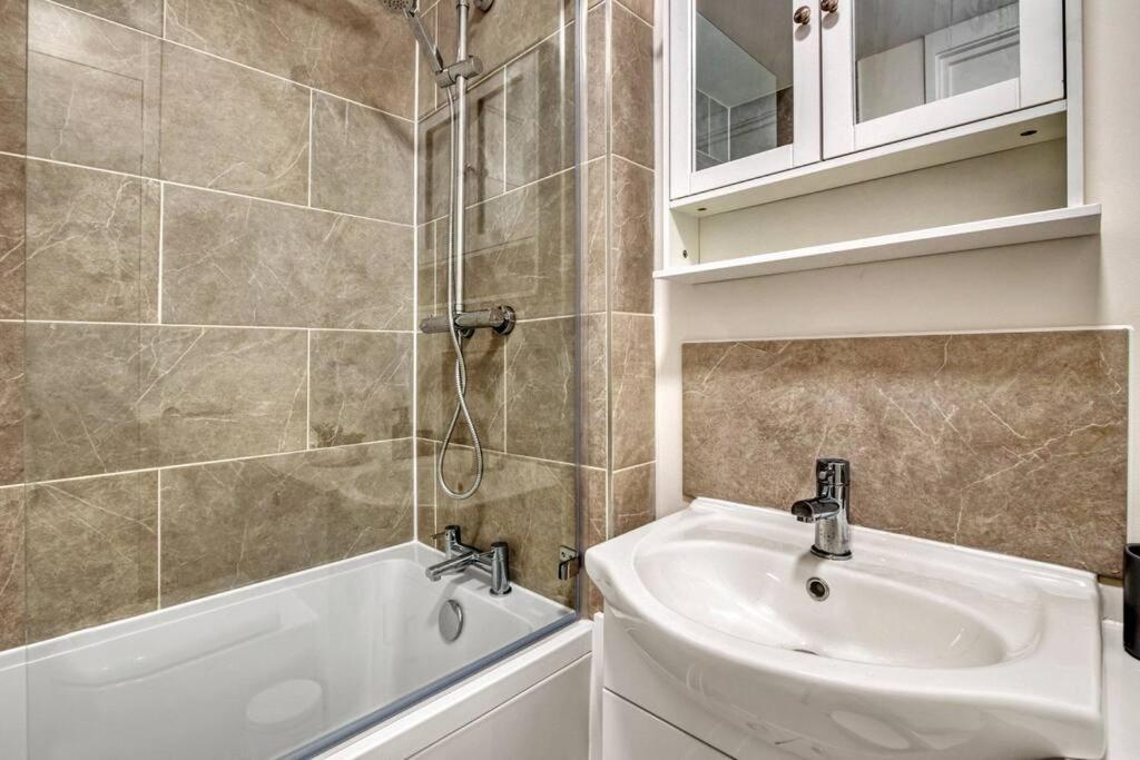 Hidden Gem In Battersea W/ Free Parking Apartment London