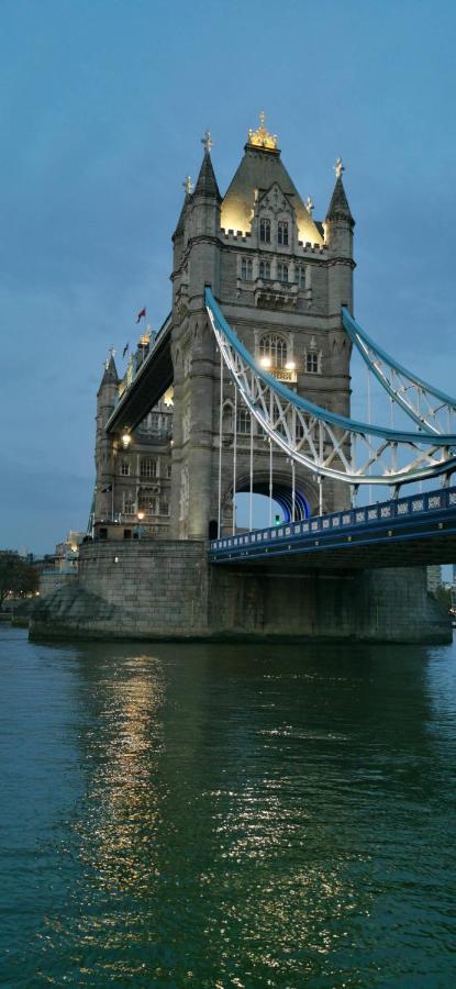 Stunning Massive Bedroom +direct Thames River View * Londen