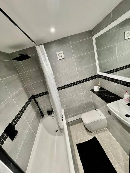 Newley Refurbished 2-bed Only Minutes From London's Attractions Londen