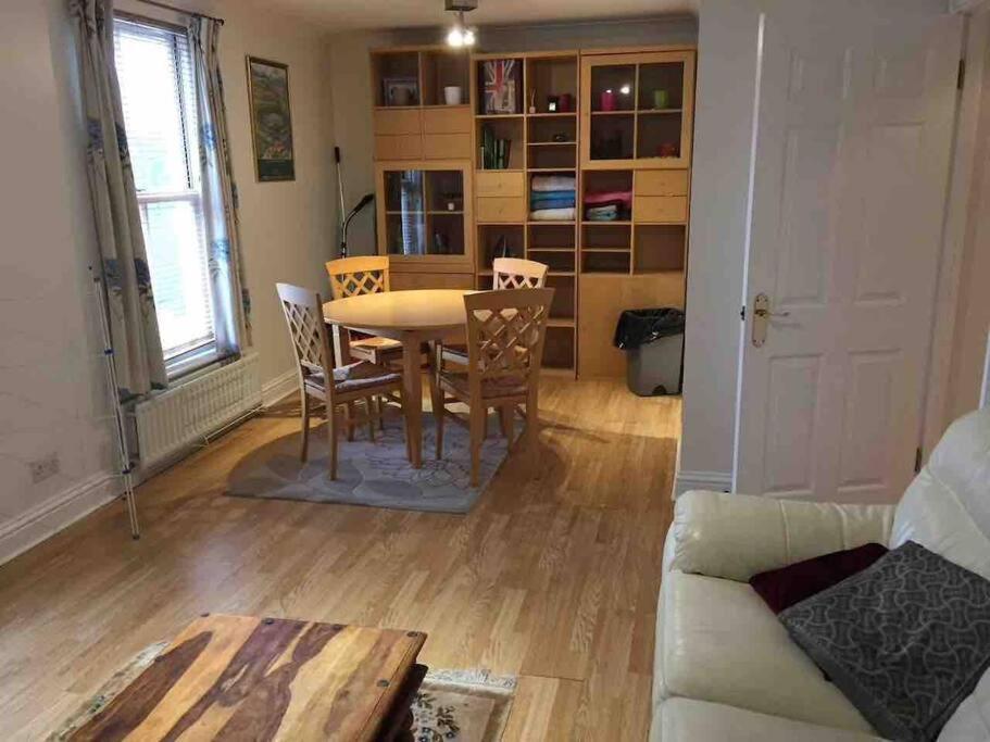 Sw19 2 Bed 2 Bath Private Flat * London