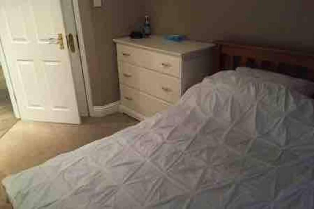 Apartment Sw19 2 Bed 2 Bath Private Flat *