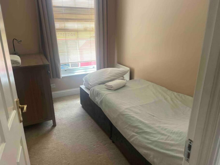 Sw19 2 Bed 2 Bath Private Flat Apartment London