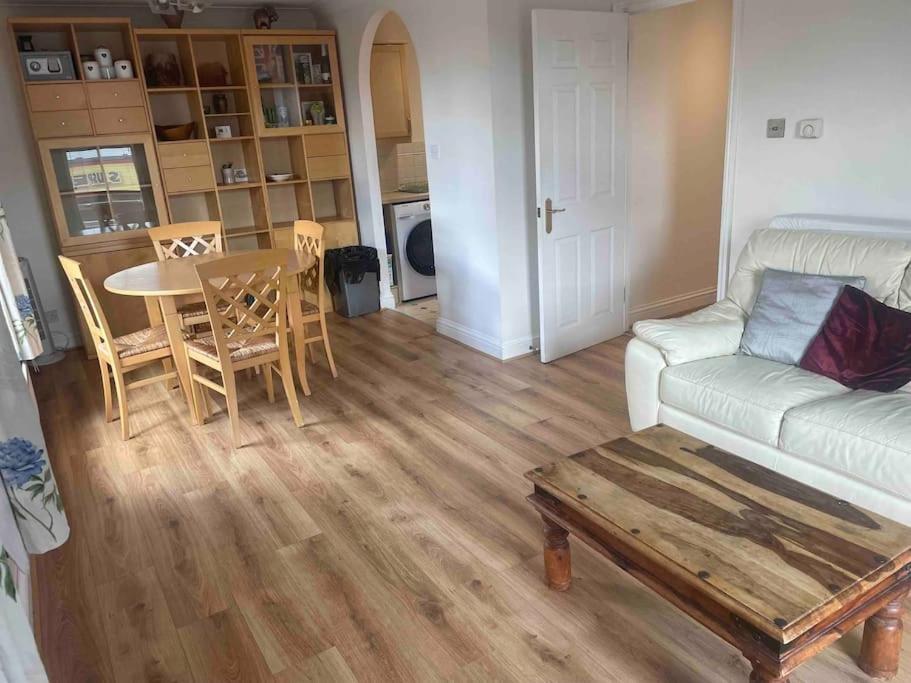 Sw19 2 Bed 2 Bath Private Flat *