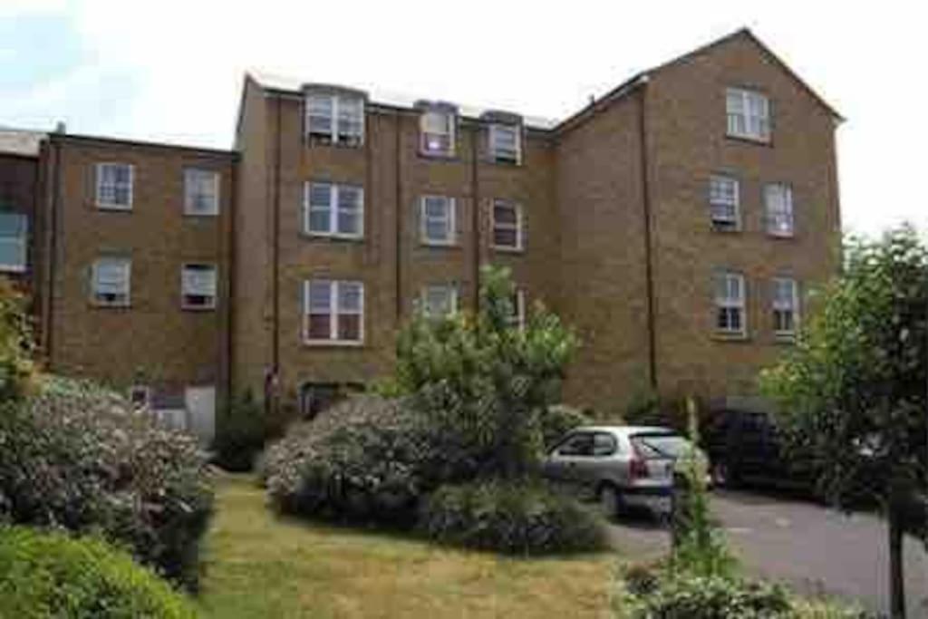 Sw19 2 Bed 2 Bath Private Flat *