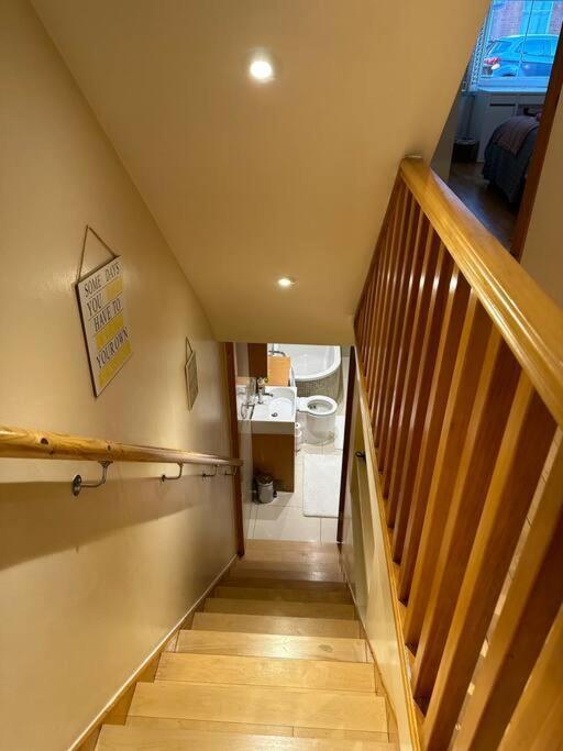 Cozy 2 Bed Flat ! Amazing Bath! * London