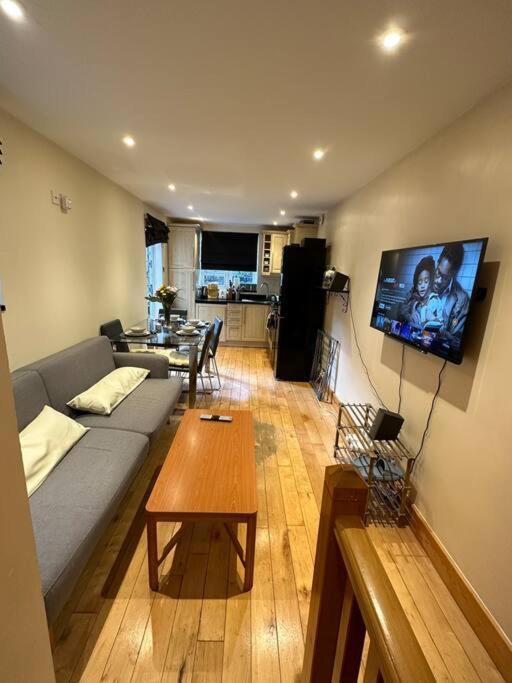 Cozy 2 Bed Flat ! Amazing Bath! Apartment London