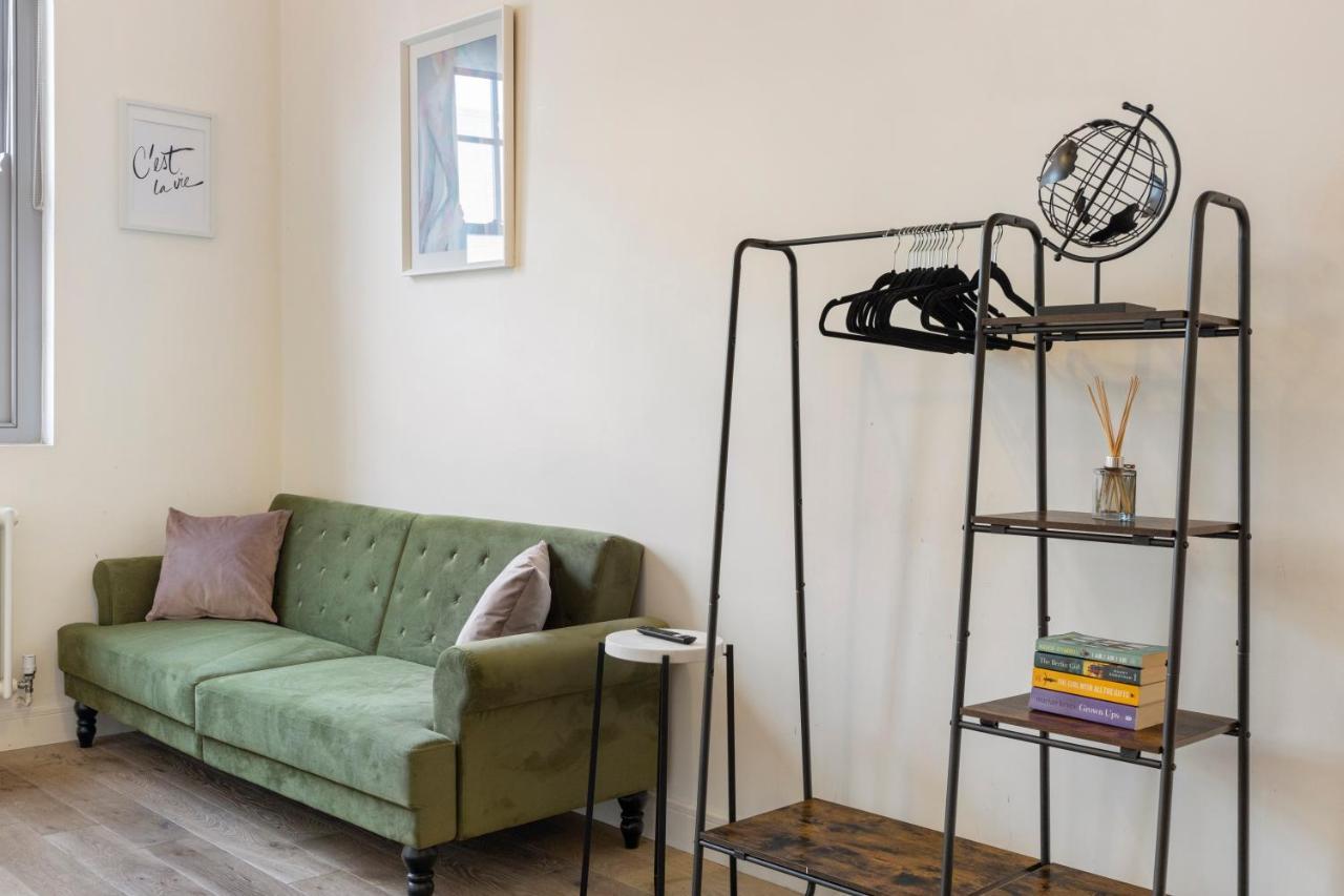 Hamburg Gf1br 1ba By Bus Stop In Acton 8 * Londres