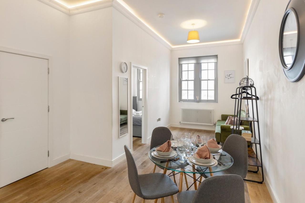 Hamburg Gf1br 1ba By Bus Stop In Acton 8 * Londres