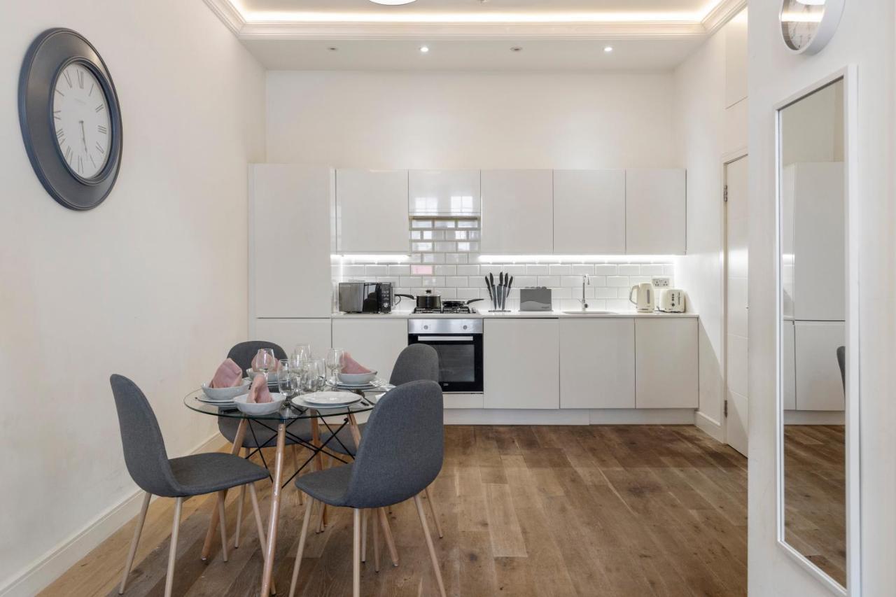 Hamburg Gf1br 1ba By Bus Stop In Acton 8 *