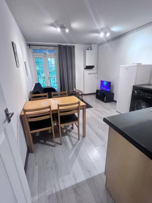 Flat 7 Near Westfield Centre, 1 Bedroom, 1 Bathroom Flat Apartamento