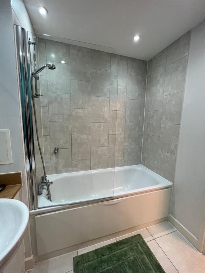 Cityscape Serenity: 10th Floor Oasis Near City Airport, Excel & 02 Londen