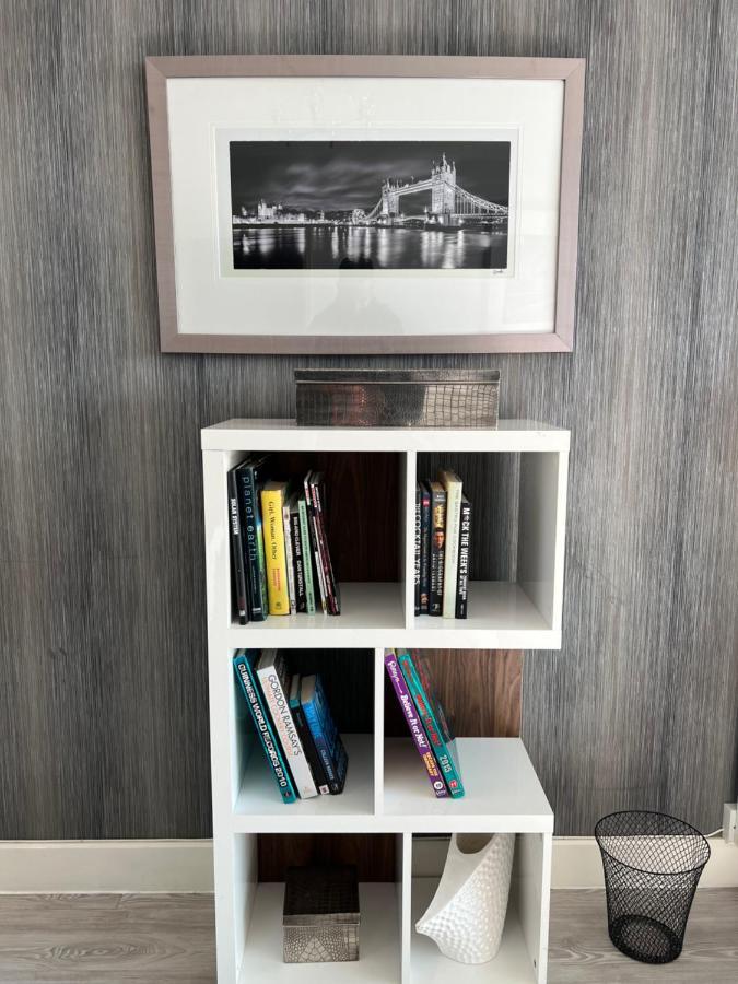Cityscape Serenity: 10th Floor Oasis Near City Airport, Excel & 02 Londen