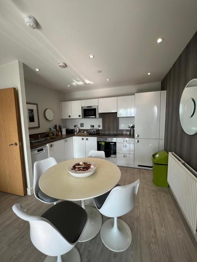 Cityscape Serenity: 10th Floor Oasis Near City Airport, Excel & 02 * Londen
