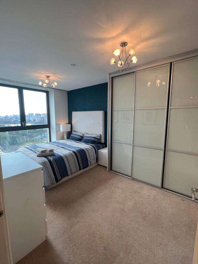Cityscape Serenity: 10th Floor Oasis Near City Airport, Excel & 02 * Londen