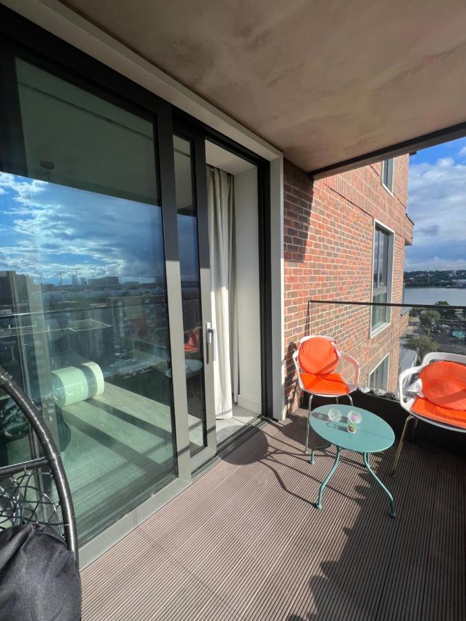 Cityscape Serenity: 10th Floor Oasis Near City Airport, Excel & 02 Appartement