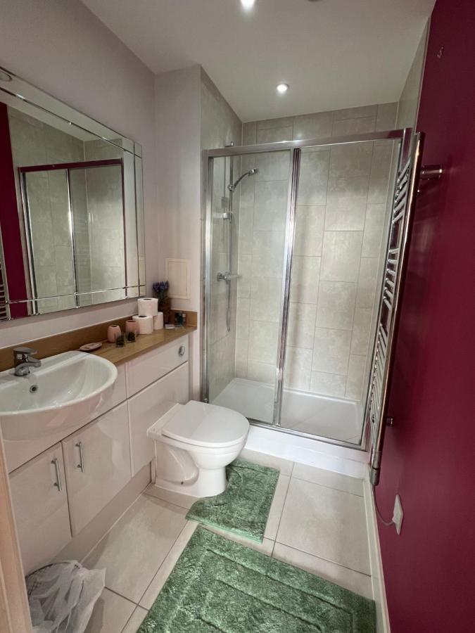 Cityscape Serenity: 10th Floor Oasis Near City Airport, Excel & 02 Apartamento