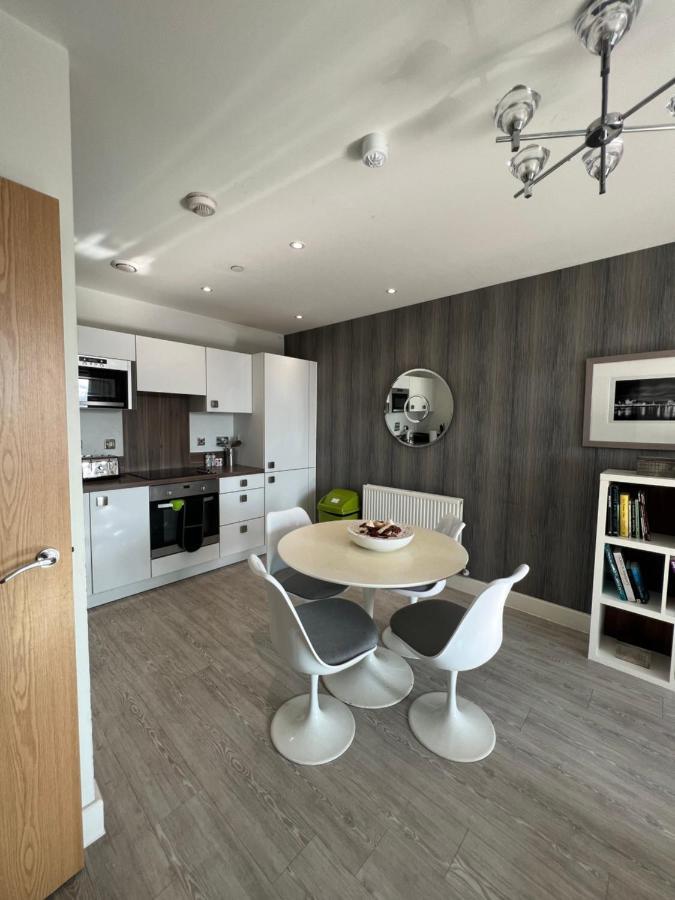 Cityscape Serenity: 10th Floor Oasis Near City Airport, Excel & 02 * Londen
