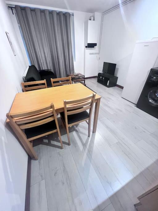 Flat 7 Near Westfield Centre, 1 Bedroom, 1 Bathroom Flat Apartamento *