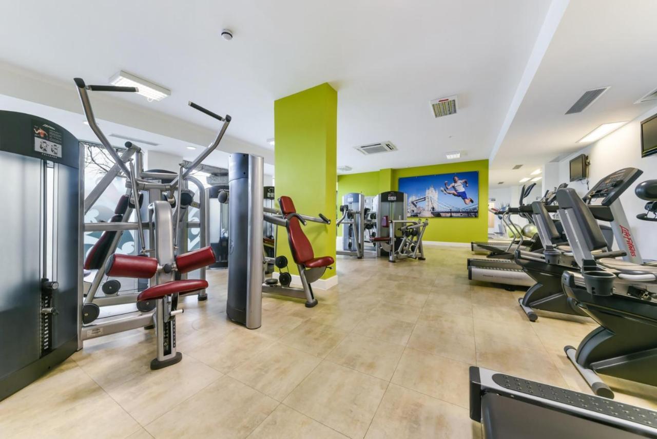 Cityscape Serenity: 10th Floor Oasis Near City Airport, Excel & 02 Appartement