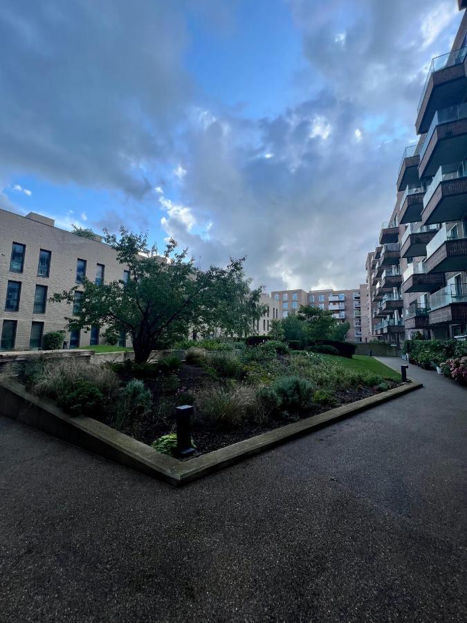 Cityscape Serenity: 10th Floor Oasis Near City Airport, Excel & 02 * Londen