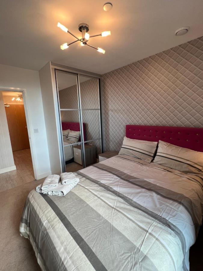 Cityscape Serenity: 10th Floor Oasis Near City Airport, Excel & 02 Appartement Londen