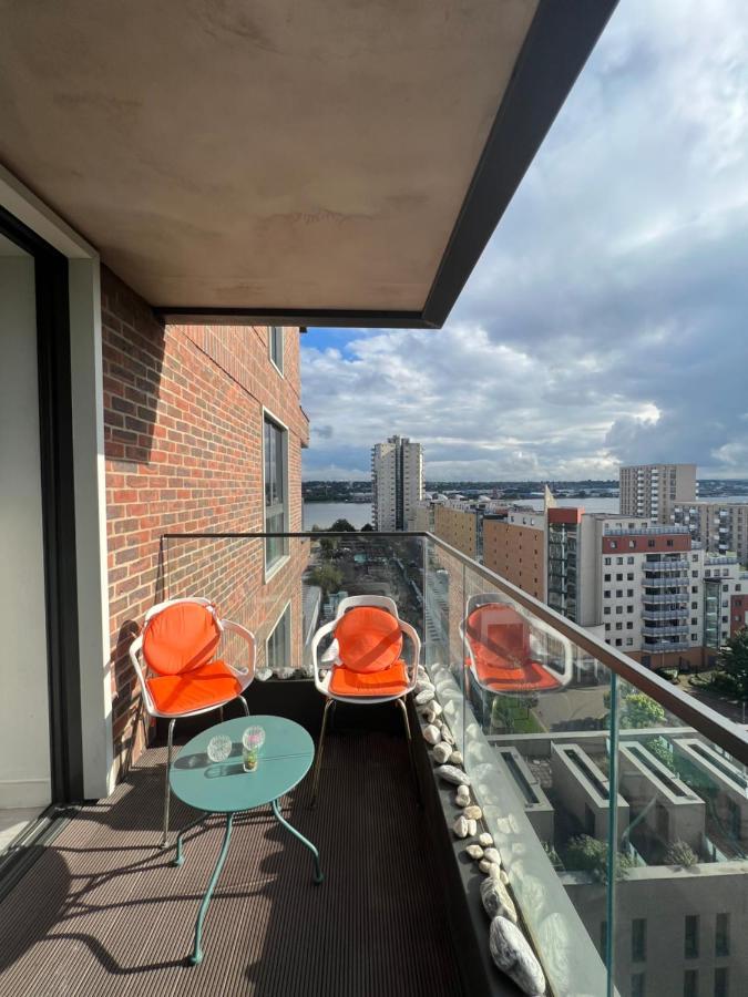 Cityscape Serenity: 10th Floor Oasis Near City Airport, Excel & 02 * Londen