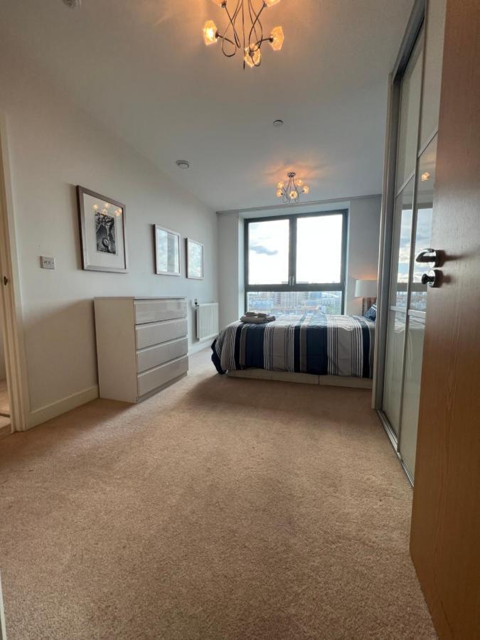 Cityscape Serenity: 10th Floor Oasis Near City Airport, Excel & 02 * Londen