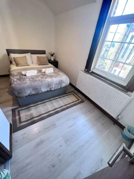 Flat 8 Near Westfield Centre, 1 Bedroom, 1 Bathroom Flat * London