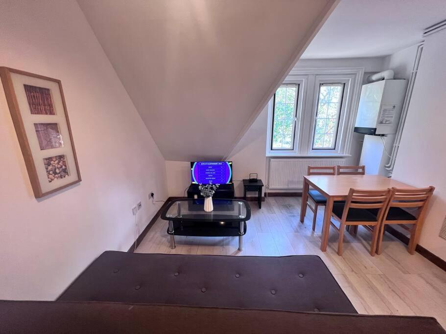 Flat 8 Near Westfield Centre, 1 Bedroom, 1 Bathroom Flat *