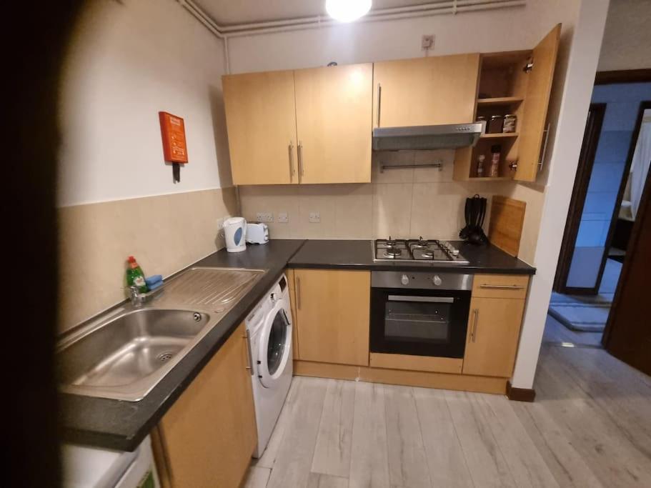Flat 8 Near Westfield Centre, 1 Bedroom, 1 Bathroom Flat London