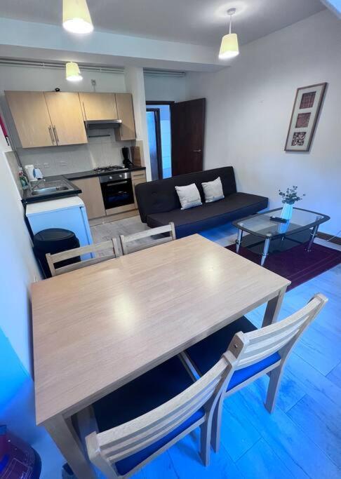 Apartment Flat 8 Near Westfield Centre, 1 Bedroom, 1 Bathroom Flat *