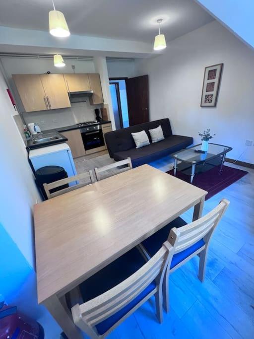 Flat 8 Near Westfield Centre, 1 Bedroom, 1 Bathroom Flat * London