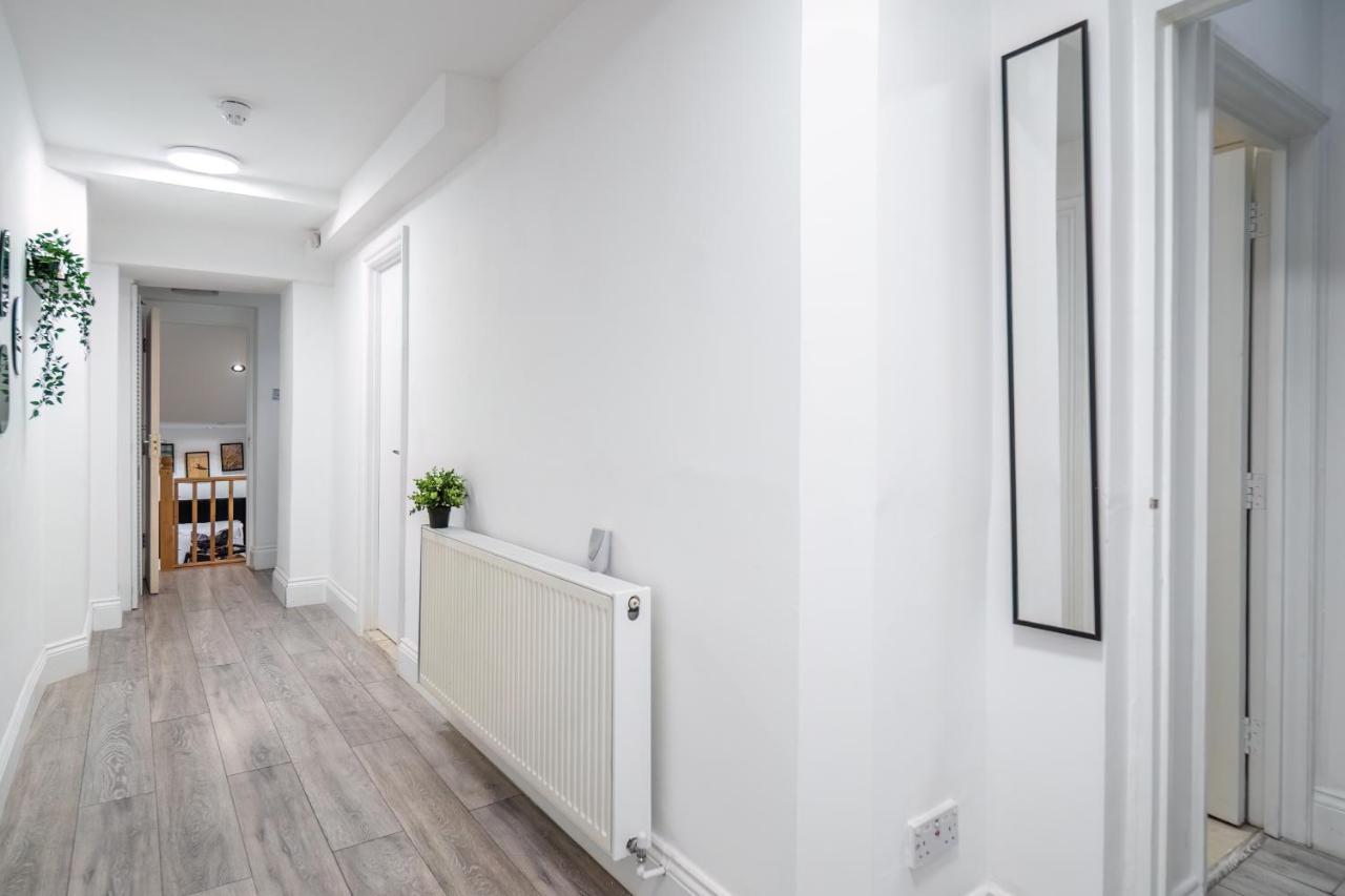 Funky Trendy Modern 3 Bed 3 Bath House In Dalston London