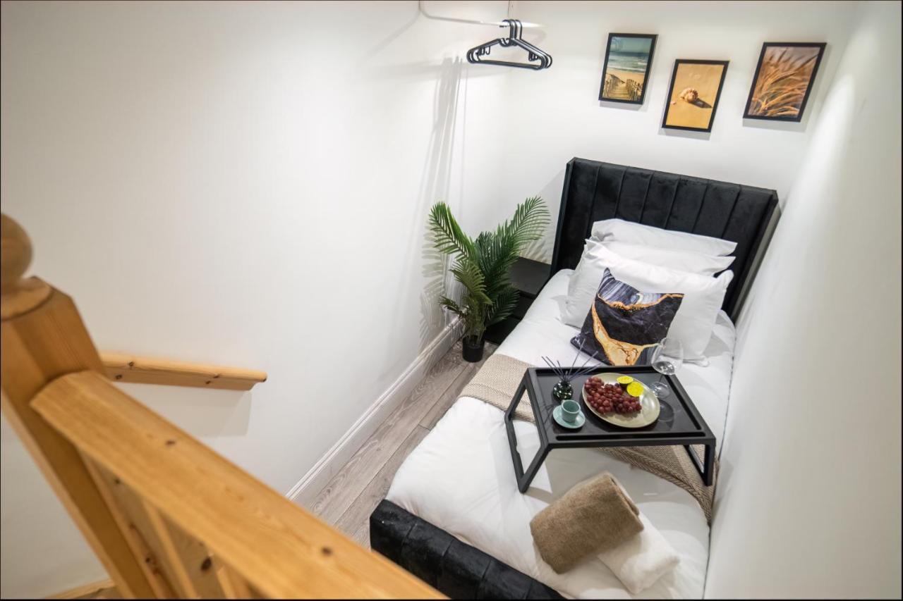 Funky Trendy Modern 3 Bed 3 Bath House In Dalston *