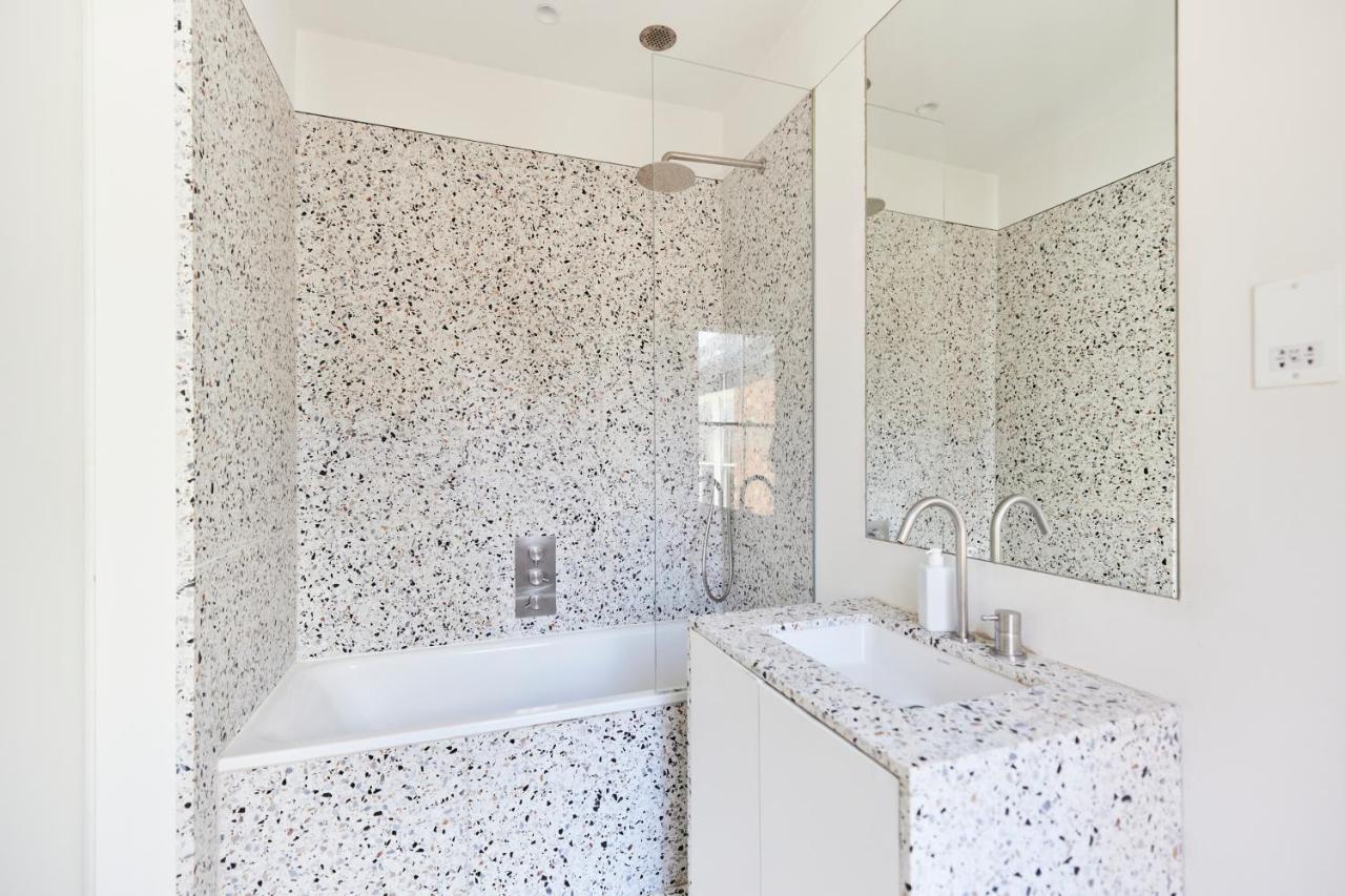 The Hampstead Heath Escape - Trendy 1bdr Flat With Balcony Apartment *