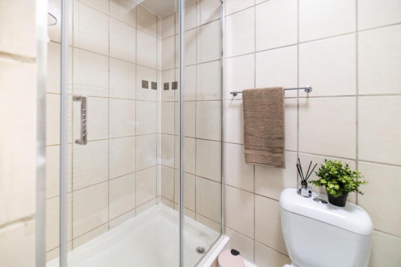 Funky Trendy Modern 3 Bed 3 Bath House In Dalston